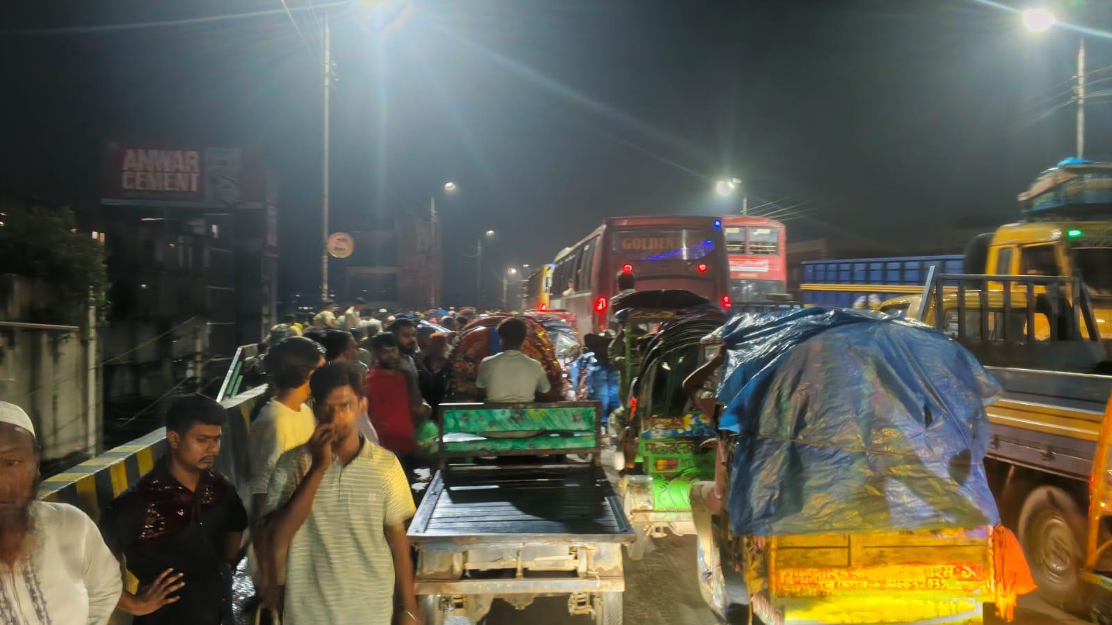 বাবু বাজার ব্রিজে তীব্র যানজট: জরুরি অ্যাম্বুলেন্স আটকে থাকায় চরম ভোগান্তি