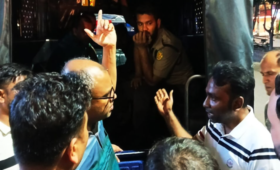 ১৫ আগস্টের পোস্টার ও খাবার বিতরণকালে দুই ছাত্রলীগ কর্মী আটক