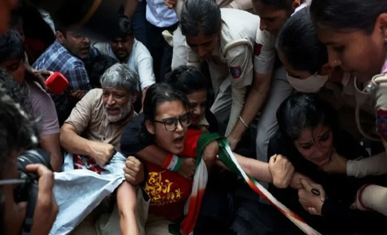 দিল্লিতে নারী বিক্ষোভকারীদের ওপর পুলিশি নির্যাতনের অভিযোগ