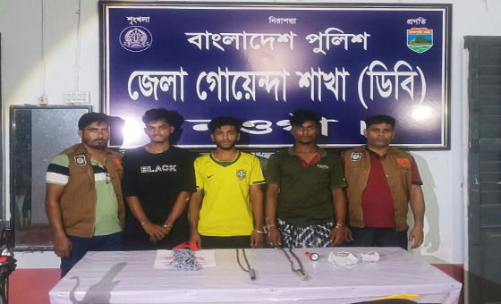 পোরশায় দস্যুতার প্রস্তুতিকালে তিনজন গ্রেপ্তার, দড়ি-চেইনসহ আলামত জব্দ