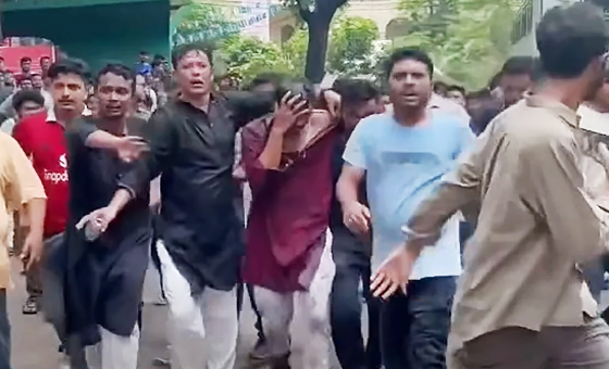 জবিতে প্ল্যাকার্ড প্রদর্শন ঘিরে সংঘর্ষ