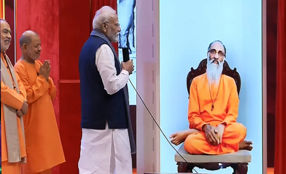 চিন্ময়ানন্দের ভার্চুয়াল উপস্থিতিতে আবেগাপ্লুত মোদি