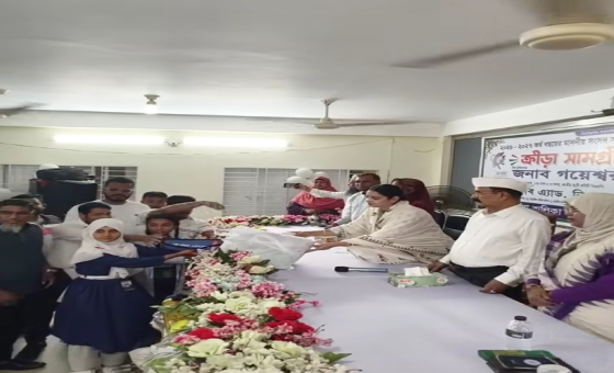 কেরানীগঞ্জে শিক্ষার্থীদের মাঝে ক্রীড়া সামগ্রী বিতরণ করলেন গয়েশ্বর চন্দ্র রায় ও নিপুণ রায় চৌধুরী