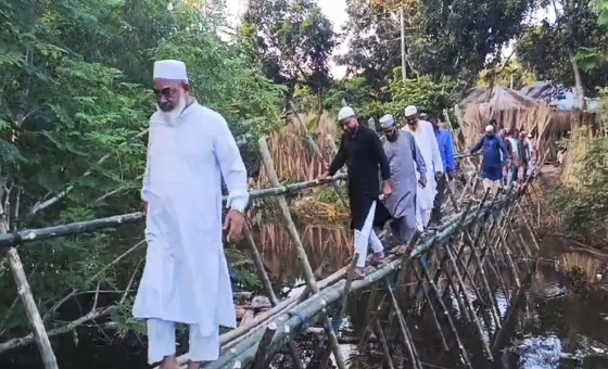 পাবনায় ১০ গ্রামের মানুষের দুর্ভোগ কমাতে জামায়াতের বাঁশের সাঁ...