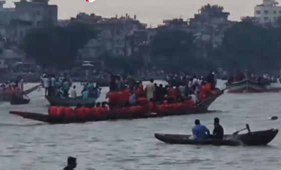 বুড়িগঙ্গায় ঐতিহ্যবাহী নৌকা বাইচ অনুষ্ঠিত