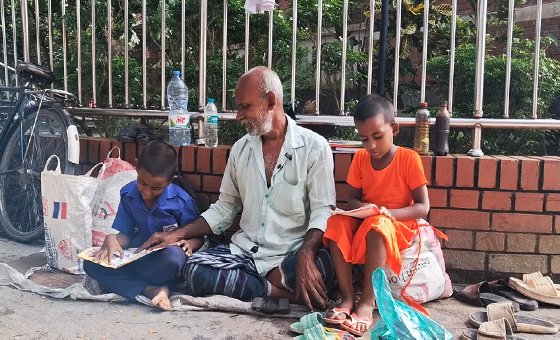 ফুটপাতে জুতা সেলাইয়ের দোকানেই গড়ে উঠছে এক ডাক্তার হওয়ার স্বপ্ন