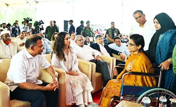 হাসপাতাল ছেড়ে অনুষ্ঠানে মিতু, আবেগঘন সাক্ষাৎ প্রধানমন্ত্রীর সঙ্গে