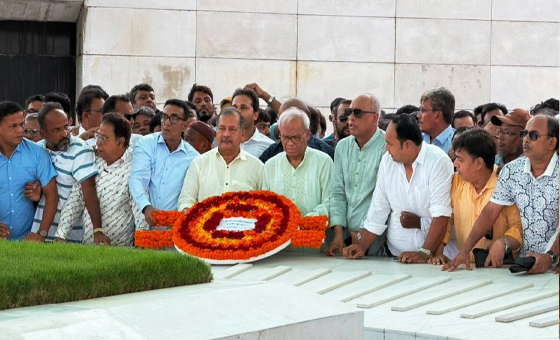 জিয়া-খালেদা জিয়ার মাজারে ফুল দিলেন প্রধানমন্ত্রীর রাজনৈতিক উ...