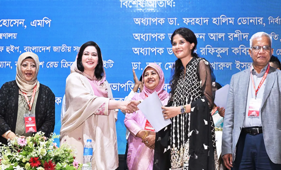 কৃতী শিক্ষার্থীদের সম্মাননা দিলেন ডা. জুবাইদা রহমান