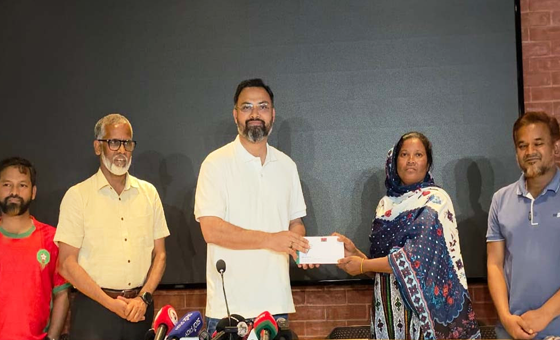 চ্যাম্পিয়ন স্মৃতি কিসকুর পরিবারের পাশে ক্রীড়া প্রতিমন্ত্রী