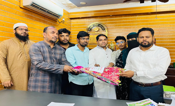 ভাণ্ডারিয়ায় মাদক ও অপরাধ প্রতিরোধ মঞ্চ থেকে ইউএনওকে ফুলেল শুভেচ্ছা ও লিফলেট প্রদান