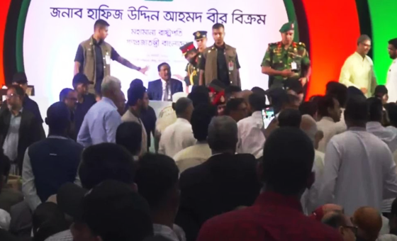 রাষ্ট্রপতির সামনেই ডকুমেন্টারি নিয়ে হট্টগোল, শেষে ক্ষমা চাইলেন মন্ত্রী