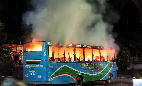 কাফরুলে থানার সামনে যাত্রীবাহী বাসে আগুন