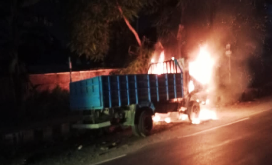 দক্ষিণ কেরাণীগঞ্জ থানার সামনে জব্দকৃত ট্রাকে আগুন: ‘ঢাকা লকডাউন’ কেন্দ্র করে নাশকতা